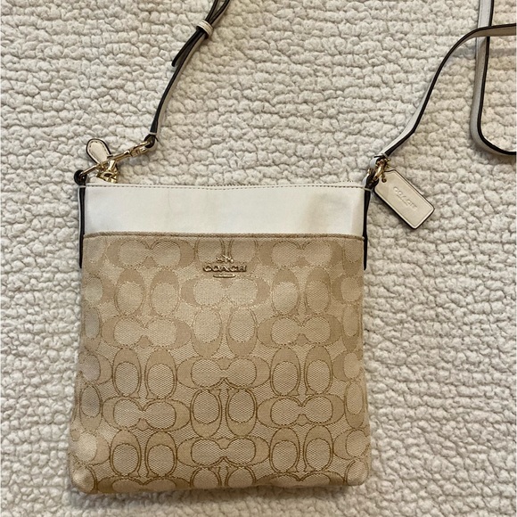 ⭐️LIKE NEW⭐️COACH 52576 NORTH/SOUTH SIGNATURE CROSSBODY - Picture 6 of 9